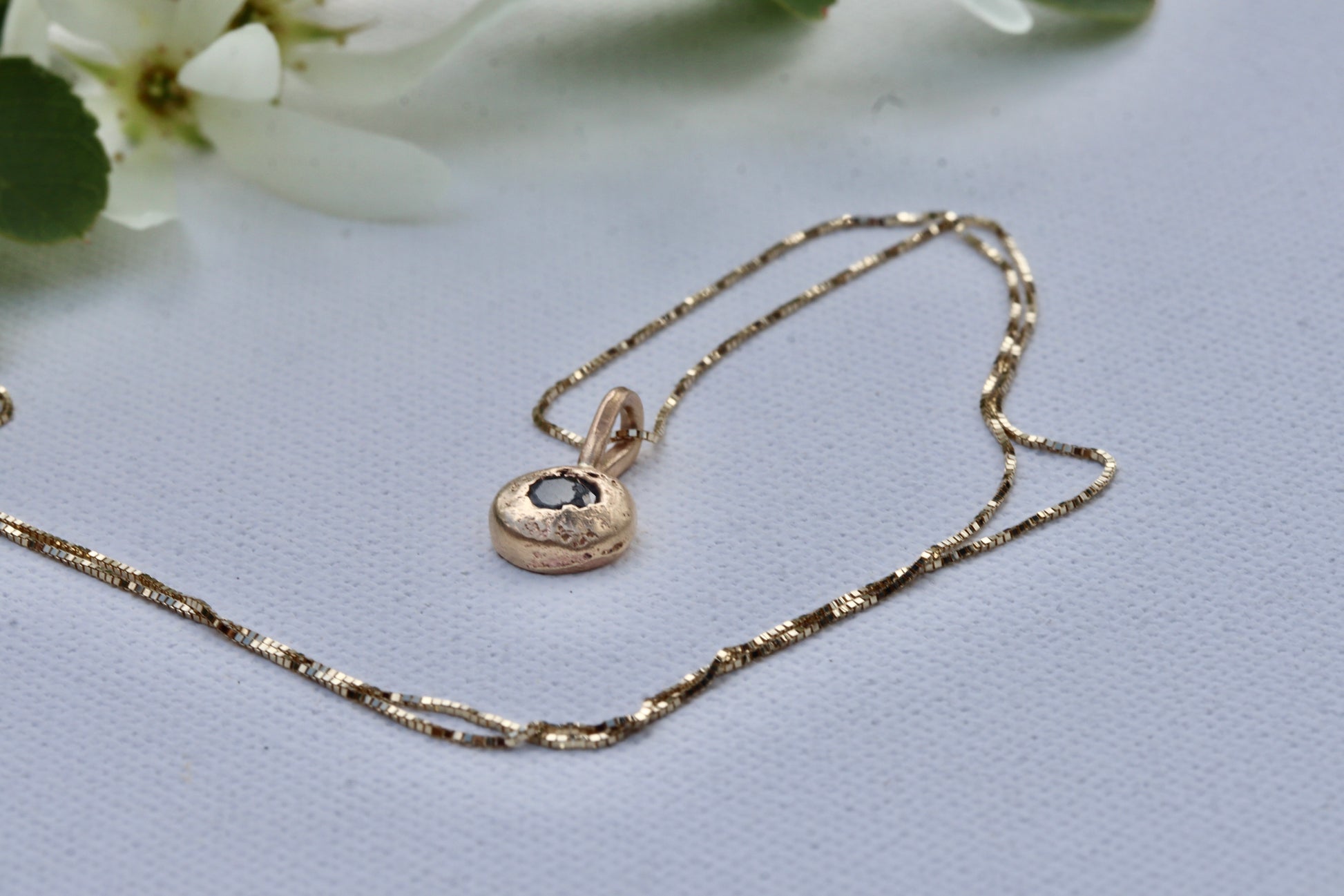 14kt gold montana sapphire necklace